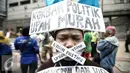 Massa yang tergabung dalam Serikat Buruh Garmen, Tekstil dan Sepatu (SGBTS) berunjuk rasa di Kedutaan Besar Jepang, Jakarta, Selasa (9/2). Dalam aksinya mereka menuntut penyelesaian kasus pemutusan hubungan kerja 1.300 buruh. (Liputan6.com/Faizal Fanani)