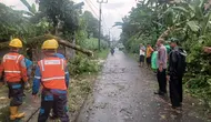 Badan Penanggulangan Bencana Daerah (BPBD) Kabupaten Bogor melakukan penanganan dampak dari hujan deras yang mengguyur. (Foto: Istimewa).
