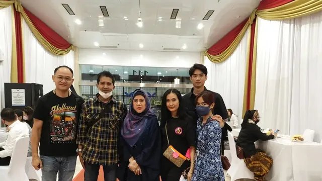 Iis Dahlia dan Elvy Sukaesih takziyah ke rumah duka Hadi Soenyoto (Foto: Instagram @elvy_sukaesih)