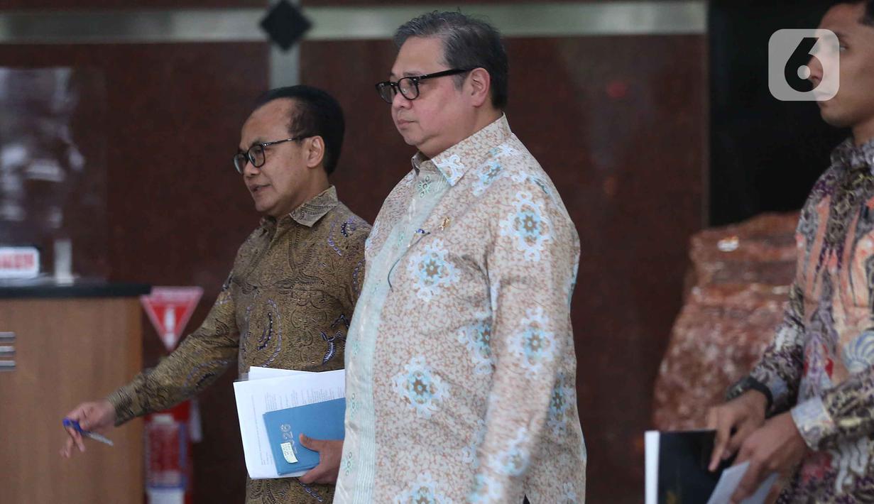 Selain Airlangga Hartarto dijadwalkan hadir pula Wakil Menteri Perdagangan (Wamendag) Dyah Roro Esti. Tampak dalam foto, Menteri Koordinator (Menko) Bidang Perekonomian, Airlangga Hartarto (tengah) berjalan menuju pintu keluar Gedung Merah Putih Komisi Pemberantasan Korupsi (KPK), Jakarta, Rabu (14/1/2026). (Liputan6.com/Helmi Fithriansyah)