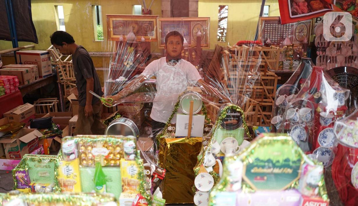 Pedagang menata dagangan di salah satu pusat penjualan parsel di kawasan Cikini, Jakarta, Rabu (13/5/2020). Selama bulan Ramadan, para pedagang mengaku omzet penjualan parsel turun hingga 90 persen dibandingkan tahun lalu akibat adanya pandemi virus corona COVID-19. (Liputan6.com/Immanuel Antonius)