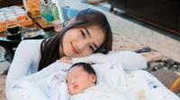 Potret Fuji Jenguk Baby Jyad Anak Shandy Purnamasari dan Gilang Widya (instagram/fadlyfsl_, instagram/fuji_an)