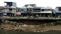 Kondisi turap Kali Sunter yang ambles di Jalan Cinta, Pulogadung, Jakarta Timur, Rabu (8/1/2020). Turap sepanjang 37 meter dengan tinggi 5 meter ambles akibat terkikis derasnya air kali saat hujan deras mengguyur Jakarta pada 1 Januari 2020 lalu. (merdeka.com/Imam Buhori)