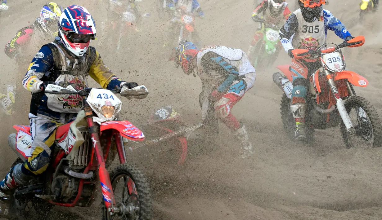 Seorang crosser berusaha mendirikan motornya setelah terjatuh di tengah balapan dalam ajang Red Bull Knock Out di Scheveningen, Den Haag, Belanda (19/11). (REUTERS/Red Bull Knock Out)