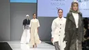 Sejumlah model berjalan diatas catwalk saat peragaan busana Jakarta Fashion Week 2018 di Senayan City, Jakarta, Sabtu (21/10). Memasuki tahun ke-10, JFW 2018 mengusung tema 'Bhinneka dan Berkarya'. (Liputan6.com/Herman Zakharia)