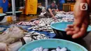 Suasana pasar ikan di Kamal Muara, Jakarta, Jumat (15/4/2022). Menteri Kelautan dan Perikanan Sakti Wahyu Trenggono memastikan pasokan ikan untuk kebutuhan selama Ramadhan 1443 Hijriah dan Hari Raya Idul Fitri aman. (Liputan6.com/Angga Yuniar)