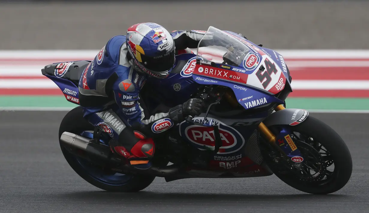 Pembalap Pata Yamaha Toprak Razgatlioglu pada Race 1 WSBK Mandalika 2021 di Pertamina Mandalika International Street Circuit, Lombok, Nusa Tenggara Barat, Minggu (21/11/2021). (AP Photo/Achmad Ibrahim)