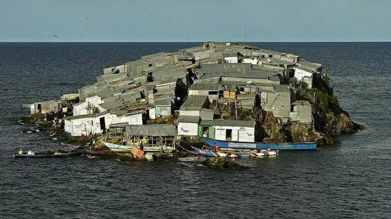 Pulau-pulau kecil dengan Kepadatan Penduduk Tinggi