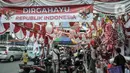 Warga memilih pernak-pernik untuk perayaan Hari Kemerdekaan ke-77 Republik Indonesia di Pasar Jatinegara, Jakarta Timur, Minggu (7/8/2022). Penjualan pernak-pernik perayaan 17 Agustus seperti bendera Merah Putih, alat perlombaan, dan berbagai hiasan Hari Kemerdekaan di Pasar Jatinegara mengalami peningkatan hingga 50 persen dibandingkan tahun lalu seiring meredanya penyebaran Covid-19. (merdeka.com/Iqbal S Nugroho)