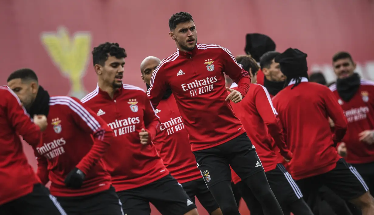 Penyerang Benfica, Roman Yaremchuk (tengah) dan rekan satu timnya melakukan pemanasan selama sesi latihan di tempat latihan Kampus Benfica di Seixal dekat Lisbon (14/3/2022). Benfica akan bertanding melawan Ajax pada leg kedua babak 16 besar Liga Champions di Amsterdam Arena. (AFP/Patricia De Melo M