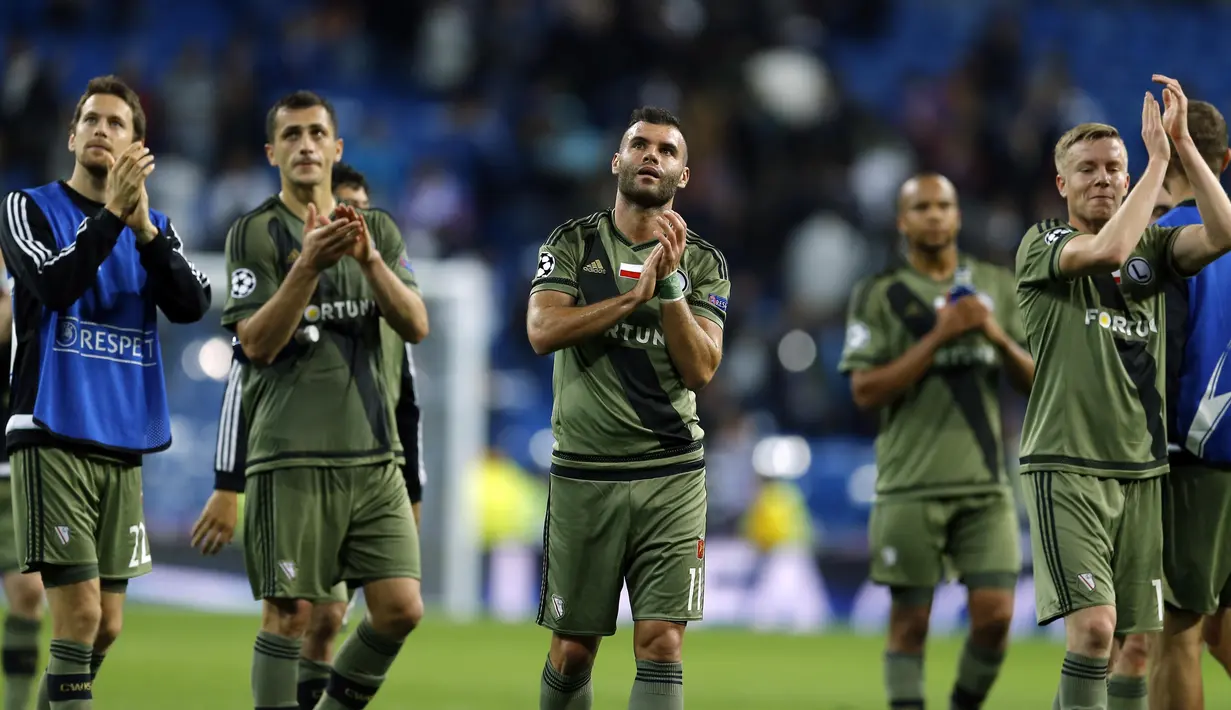 Ucapan terima kasih pemain Legia Warsaw kepada Fans atas dukungan usai melawan Real Madrid lpada laga grup F Liga Champions di Santiago Bernabeu stadium, Madrid, Rabu (19/10/2016) dini hari WIB. (AP/Francisco Seco)