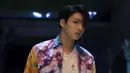 Dalam video teaser tersebut, magic shop sendiri terlihat seperti toko yang dijaga oleh orang berjubah. Setiap personel BTS membawa berbagai barang yang ditukarkan dengan hal lain. (Foto: Youtube.com)