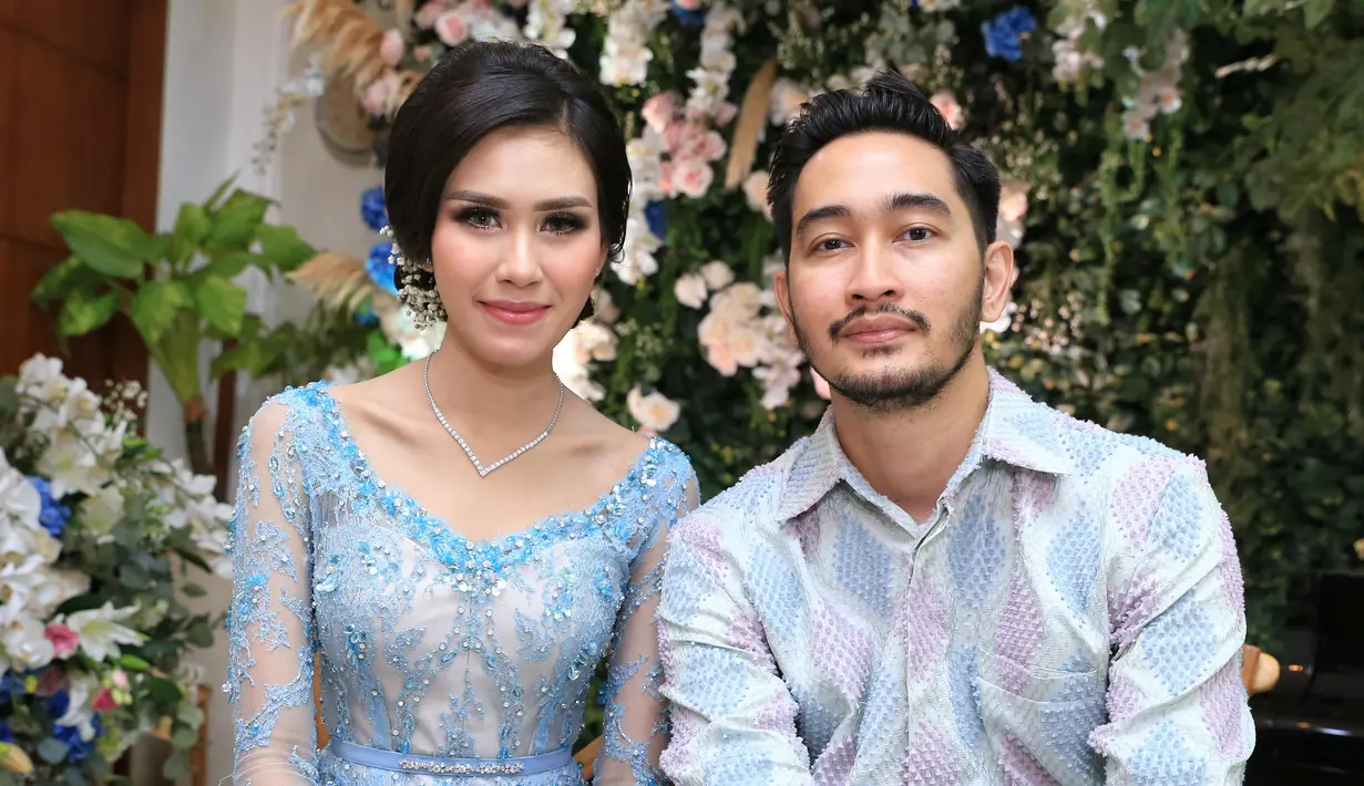 Saat lamaran, Jeje Govinda membawa barang-barang sesuai dengan keinginan calon istrinya, Syahnaz Sadiqah. Keduanya akan meresmikan hubungannya pada 21 April 2018 mendatang di Bandung, Jawa Barat. (Adrian Putra/Bintang.com)