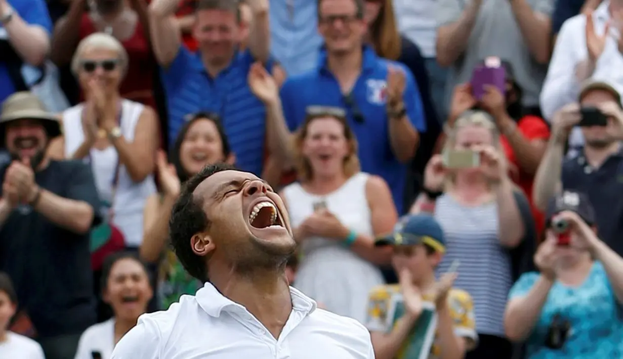 Petenis Prancis, Jo-Wilfried Tsonga, merayakan kemenangan atas petenis AS, John Isner, dalam turnamen tenis Wimbledon di All England Lawn Tennis & Croquet Club, Wimbledon, (3/7/2016). (Reuters/Paul Childs)
