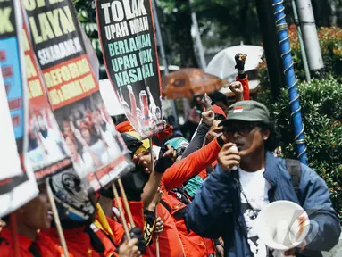 Puluhan buruh melakukan demonstrasi di depan Gedung Balai Kota, Jakarta, Senin (3/11/2014). (Liputan6.com/Faizal Fanani)