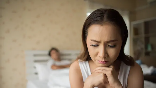 069774600_1724317848-sad-woman-angry-her-boyfriend-bed.jpg