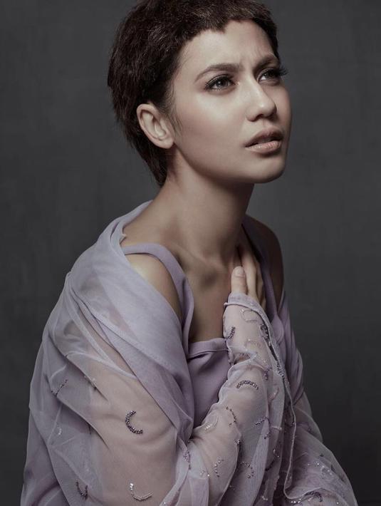 Meski bikin pangling, gaya Pevita rambut pendek tetap dibanjiri komentar pujian dari netizen. Rambut cepak super pendek di salah satu pemotretan ini menampilkan raut serius Pevita Pearce. (Liputan6.com/IG/@pevpearce)