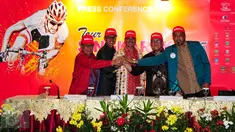 Kementerian Pariwisata mendukung perhelatan balap sepeda internasional Tour de Singkarak (TDS) 2015 di Padang, Jakarta, Jumat (12/6/2015). Menteri Pariwisata Arief Yahya berpose dengan panitia penyelenggara. (Liputan6.com/Yoppy Renato)