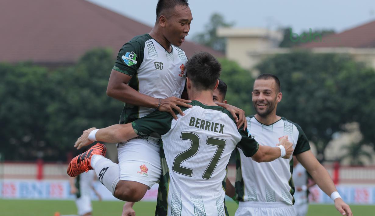 Para pemain PS Tira merayakan gol Berriex saat melawan Bhayangkara FC pada lanjutan Liga 1 2018 di Stadion PTIK, Jakarta, Jumat (4/5/2018). Bhayangkara bermain imbang 1-1 dengan PS Tira. (Bola.com/Nick Hanoatubun)