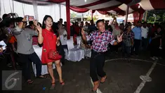 Pendukung Paslon nomor 2 berjoget usai mendapat kepastian kemenangan di TPS 027 Kebagusan, Jakarta, Rabu (15/2). Ahok-Djarot unggul dengan 254 suara sementara Anies-Sandi 207 serta AHY-Sylvi 85. (Liputan6.com/Helmi Fithriansyah)