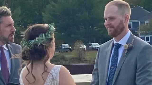 Dampak Pembatasan Covid-19, Pasangan Ini Gelar Pernikahan Unik di Perbatasan AS-Kanada