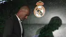 Zinedine Zidane – Real Madrid akan ditinggal ketiga kalinya oleh Zinedine Zidane. Alasan kepergian Zidane karena dirinya merasa kelelahan menangani musim 2020/2021 serta gagal mempersembahkan trofi untuk klub yang berjuluk Los Merengues tersebut. (Foto: AFP/Pierre-Philippe Marcou)