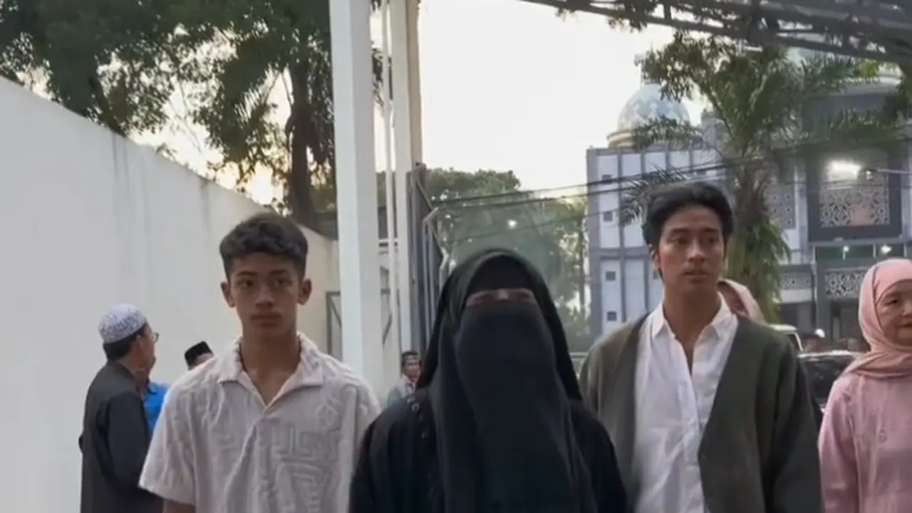 Potret Umi Pipik Hadiri Acara Bukber Bareng Anak Yatim, Abidzar dan Bilal Bak Bodyguard