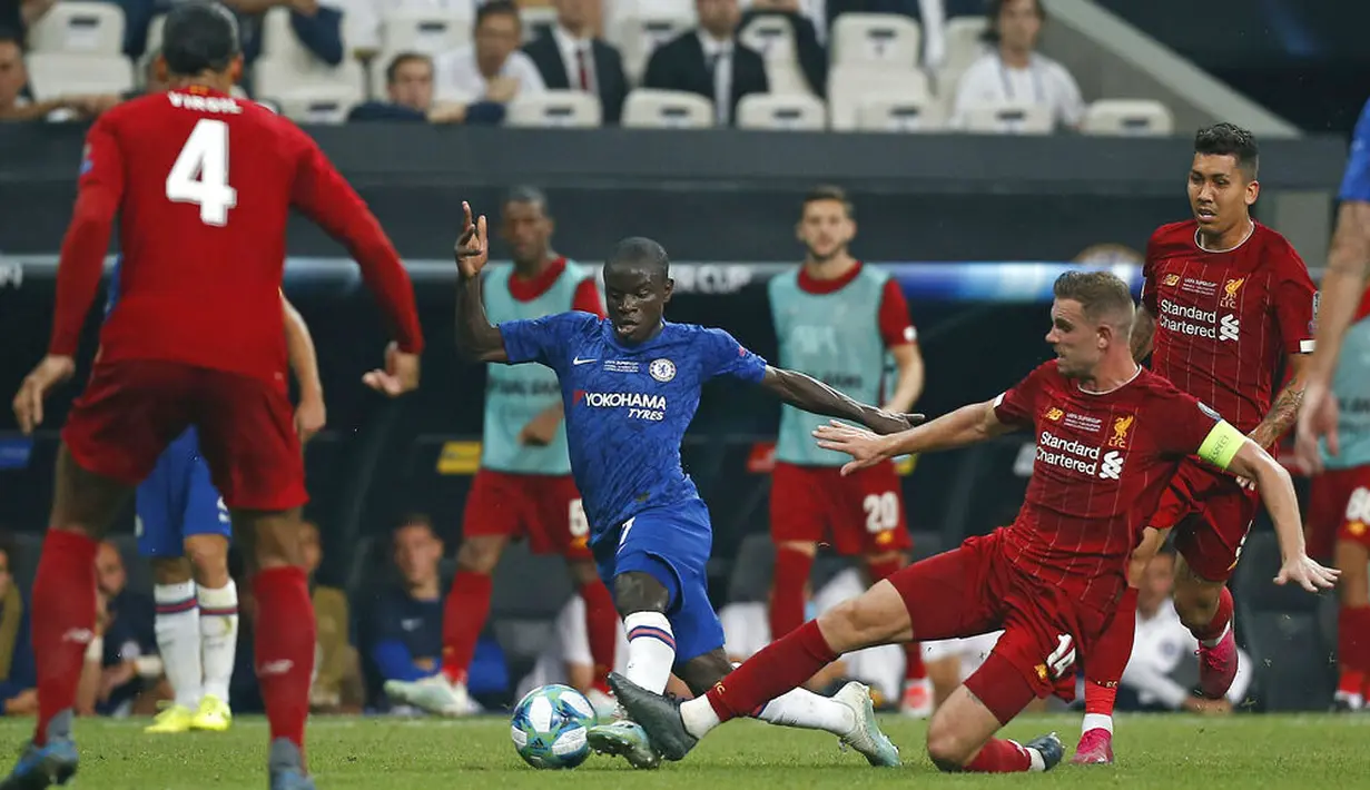 Gelandang Chelsea, N'Golo Kante, berusaha melewati pemain Liverpool pada laga Piala Super Eropa 2019 di Stadion Vodafone Park, Istanbul, Rabu (4/8). Liverpool mengalahkan Chelsea lewat adu penalti dengan skor 5-4. (AP/Emrah Gurel)