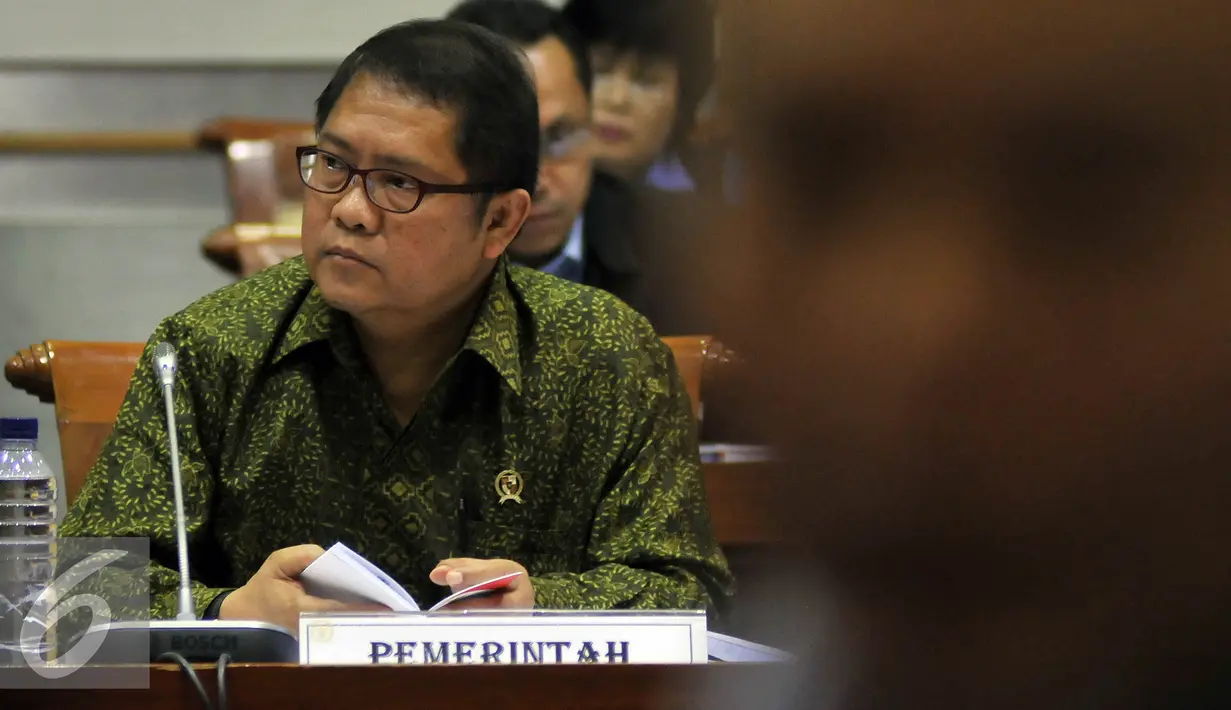 Menteri Komunikasi dan Informatika Rudiantara saat mengikuti Rapat Kerja (Raker) dengan Komisi I DPR, di Kompleks Parlemen, Senayan, Jakarta, (13/4). Raker tersebut membahas RUU tentang Informasi dan Transaksi Elektronik. (Liputan6.com/Johan Tallo)