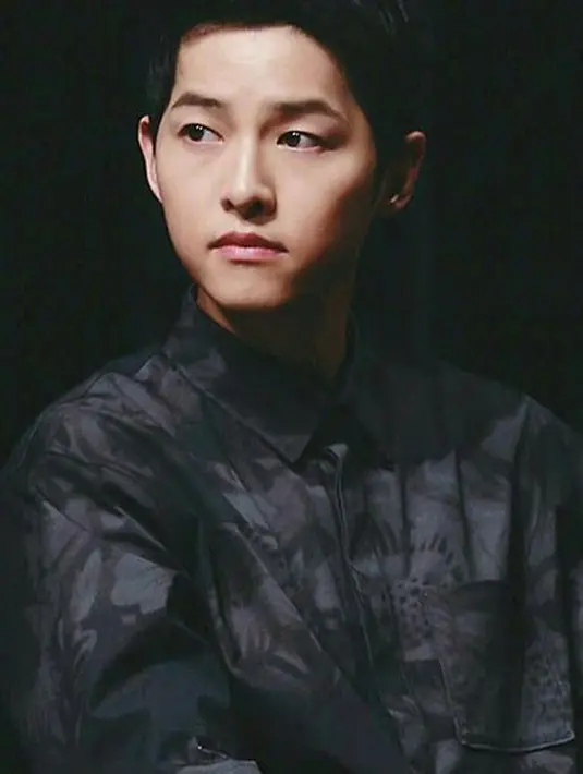 “Song Joong Ki telah menolak tawaran bermain di drama Kingdom. Untuk saat ini belum ada yang bisa dikonfirmasi mengenai kabar selanjutnya,” ungkap salah satu perwakilan agensi Blossom Entertainment. (Instagram/songjoongkionly)