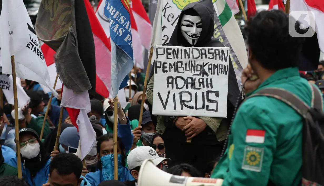 Sejumlah mahasiswa yang tergabung dalam Front Millenial Jabodetabek melakukan aksi unjuk rasa di Jalan Kuningan Persada sekitar Gedung KPK, Jakarta, Kamis (9/12/2021). Aksi mereka untuk memperingati Hakordia 2021 dengan menyuarakan keprihatinan atas lemahnya KPK. (Liputan6.com/Helmi Fithriansyah)