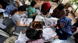 Sejumlah penyandang disabilitas belajar membatik di Rumah Batik, Palbatu, Jakarta, Senin (2/10). Kegiatan tersebut dalam rangka memperingati hari Batik Nasional. (Liputan6.com/JohanTallo)