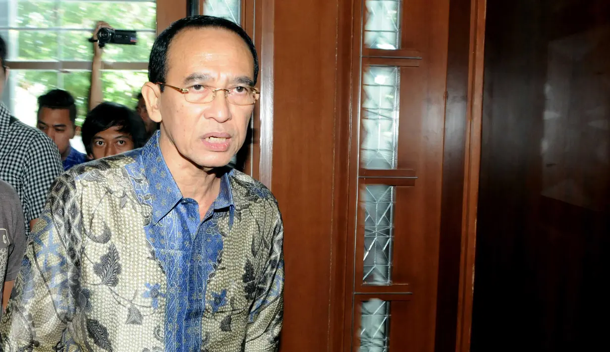Suryadharma Ali usai menjalani sidang tuntutan terkait dugaan korupsi penyelenggaraan haji di Kemenag tahun 2011-2013, Jakarta, Rabu (23/12/2015). SDA dituntut 11 tahun denda 750 juta subsider 6 bulan. (Liputan6.com/Helmi Afandi)