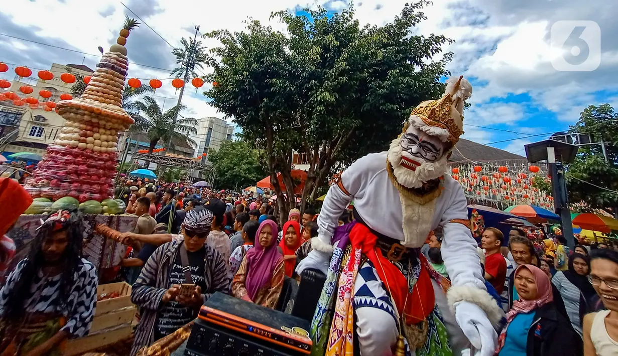 Suasana karnaval budaya saat Festival Grebeg Sudiro di kawasan Pasar Gede, Surakarta, Jawa Tengah, Minggu ( 19/1/2020). Grebeg Sudiro merupakan acara tahunan untuk menyambut Tahun Baru Imlek. (Liputan6.com/Gholib)
