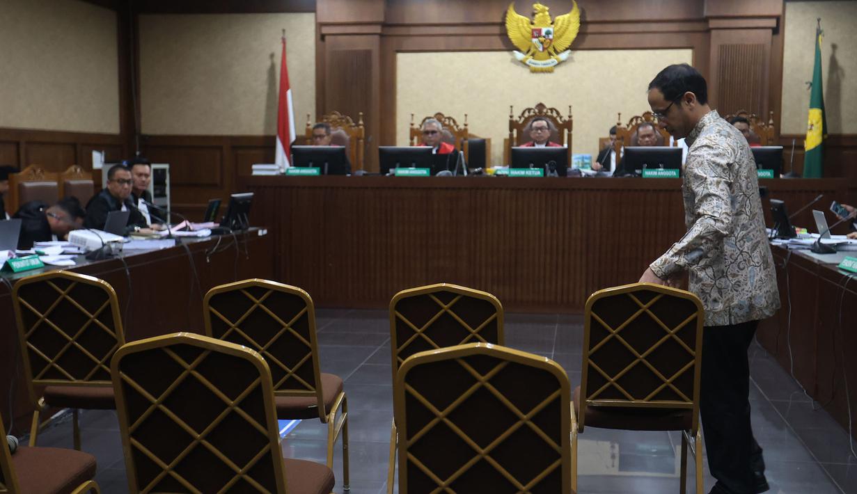 Sebelumnya diketahui, mantan Mendikbudristek, Nadiem Anwar Makarim, didakwa merugikan negara sebesar Rp2,1 triliun dalam kasus dugaan korupsi pengadaan laptop Chromebook dan CDM pada program digitalisasi pendidikan tahun 2019-2022. Tampak dalam foto, mantan Menteri Pendidikan, Kebudayaan, Riset, dan Teknologi (Mendikbudristek), Nadiem Anwar Makarim bersiap mengikuti persidangan lanjutan di Pengadilan Tindak Pidana Korupsi (Tipikor) pada Pengadilan Negeri Jakarta Pusat, Senin (19/1/2026). (Kapanlagi.com/Budy Santoso)