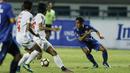 Gelandang Persib, Febri Haryadi, berusaha melewati pemain PSM pada laga Piala Presiden di Stadion GBLA, Bandung, Jumat (26/1/2018). Persib takluk 0-1 dari PSM. (Bola.com/M Iqbal Ichsan)