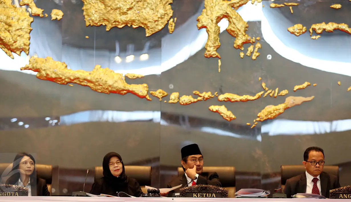 Ketua DKPP, Jimly Asshiddiqie dan anggota memimpin sidang kode etik penyelenggaraan Pilkada DKI 2017 di gedung Nusantara IV DPR, Senayan, Jakarta, Kamis (30/3). Sidang kode etik dimulai dengan teradu Ketua KPU DKI, Sumarno. (Liputan6.com/Johan Tallo)