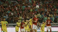 Pemain&nbsp;Bali United, Rizky Pellu, melakukan sundulan ke gawang Kedah Darul Aman FC pada laga perdana Piala AFC 2022 di Stadion Kapten I Wayan Dipta, Jumat (24/6/2022) malam WIB. (Bola.com/Maheswara Putra)