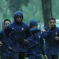 Latihan pagi timnas senior di bawah rintik hujan/Helmi Fithriansyah (Liputan6.com)