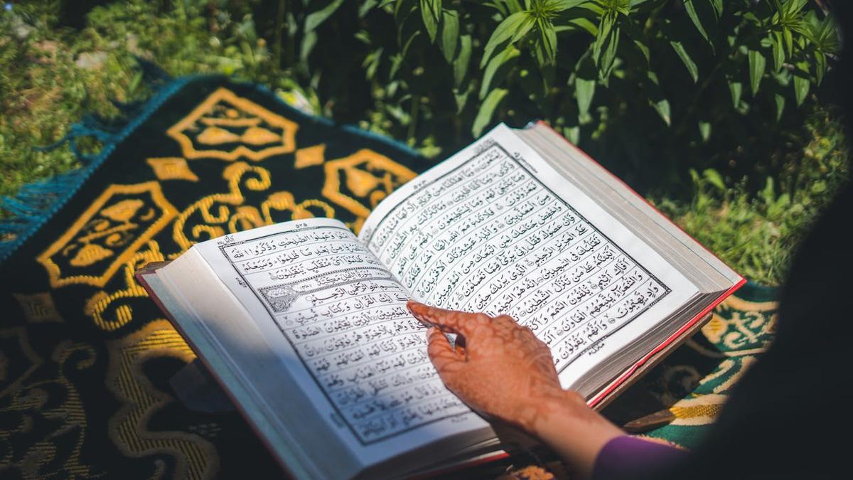 7 Ayat Al-Qur'an tentang Balasan bagi Orang-Orang yang Sabar, Makna dan Penjelasannya