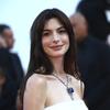 Anne Hathaway berpose untuk fotografer setibanya di pemutaran perdana film 'Armageddon Time' di festival film internasional ke-75, Cannes, Prancis selatan (19/5/2022). Anne Hathaway mengenakan kalung Mediterranean Reverie. (AP Photo/Joel C Ryan)