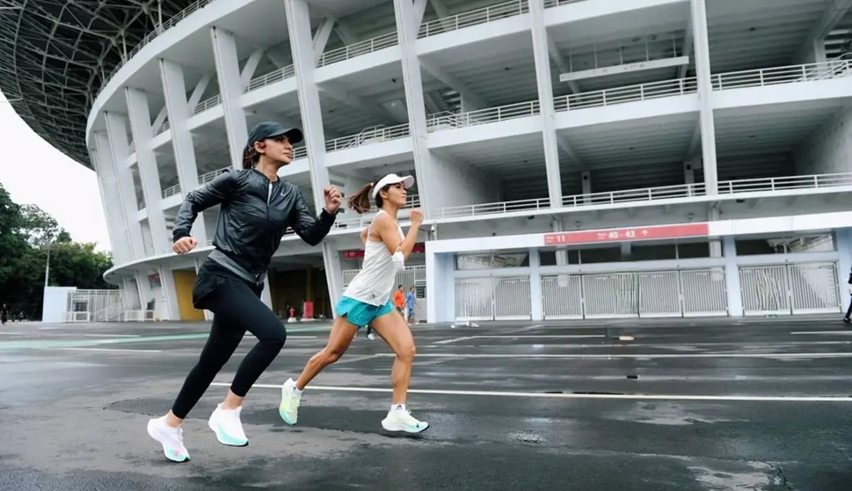 Najwa Shihab pernah berujar bahwa saat ia berlari maka perasaan senang itu muncul. Jogging dijadikan sebagai olahraga healing untuk menyegarkan pikiran. Selain pikiran menjadi fresh, tubuh juga menjadi sehat dan bugar untuk bisa menjalani kesibukan pekerjaan yang padat. (Liputan6.com/IG/@najwashihab)