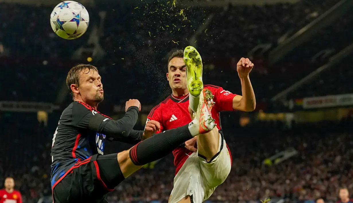 Namun penyelamatan kiper Man Utd Andre Onana di menit ke-97 lah yang paling krusial. Andre Onana mampu menepis tendangan penalti Jordan Larsson yang mengarah ke kiri gawang. (AP Photo/Dave Thompson)