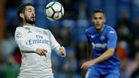 Aksi pemain Real Madrid, Francisco Roman "Isco" malkukan kontrol bola saat melawan Getafe pada lanjutan La Liga Santander di Santiago Bernabeu stadium, Madrid, (3/3/2018). Real madrid menang 3-1. (AP/Francisco Seco)