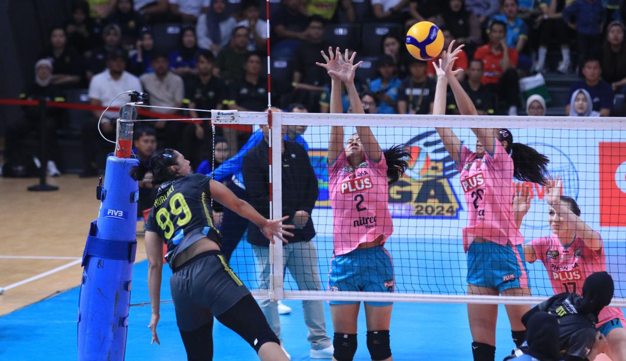 <p>Pemain Jakarta Electric PLN, Nurlaili Kusumah Diningrat (kiri) melepaskan spike yang berusaha diblok dua pemain Gresik Petrokimia Pupuk Indonesia, Shintia Alliva Mauludina (kanan) dan Ajeng Nur Cahaya pada laga seri keempat putaran kedua PLN Mobile Proliga 2024 di GOR Terpadu A. Yani, Pontianak, Sabtu (22/6/2024). Jakarta Electric PLN menang 3-0 (25-23, 25-18, 25-22). (Dok. PBVSI)</p>