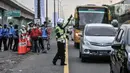 <p>Polisi mengatur lalu lintas kendaraan pemudik saat pemberlakuan sistem one way di ruas Tol Jakarta-Cikampek KM 47, Karawang, Jawa Barat, Kamis (28/4/2022). Kebijakan one way di ruas Tol Jakarta-Cikampek KM 47 hingga Tol Kalikangkung KM 414 diterapkan mulai hari ini sebagai upaya mengurai kemacetan kendaraan para pemudik. (Liputan6.com/Iqbal S. Nugroho)</p>