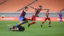 Kiper Atletico Madrid U-18, Luciano Riveros Garcia (kiri) berusaha menyelamatkan bola saat laga International Youth Championship 2021 antara Barcelona U-18 melawan Atletico Madrid U-18 di Jakarta International Stadium, Jakarta, Jumat (15/04/2022). (Bola.com/Bagaskara Lazuardi)