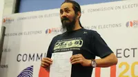 Salah seorang kandidat calon presiden Filipina, Romeo John Ygonia menampilkan sertifikat pencalonan dirinya di Komisi Pemilihan Umum setempat di Manila, Filipina. (rappler.com)