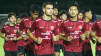 Pemain Timnas Indonesia U-19, Jens Raven (depan kiri) bersama para pemain lainnya melakukan jogging dalam latihan terbuka perdana skuad Timnas Indonesia U-19 di Lapangan THOR, Surabaya, Kamis (11/7/2024) sebagai persiapan akhir menghadapi ajang Piala AFF U-19 2024 yang akan berlangsung pada 17-19 Juli 2024. (Bola.com/Aditya Wany)
