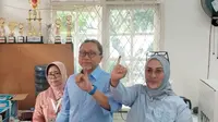 Menteri Perdagangan (Mendag) Republik Indonesia, Zulkifli Hasan mengenakan setelan kemeja biru dan celana hitam saat datangi TPS untuk melakukan pencoblosan, Rabu, 14 Februari 2024. (dok: Gagas)
